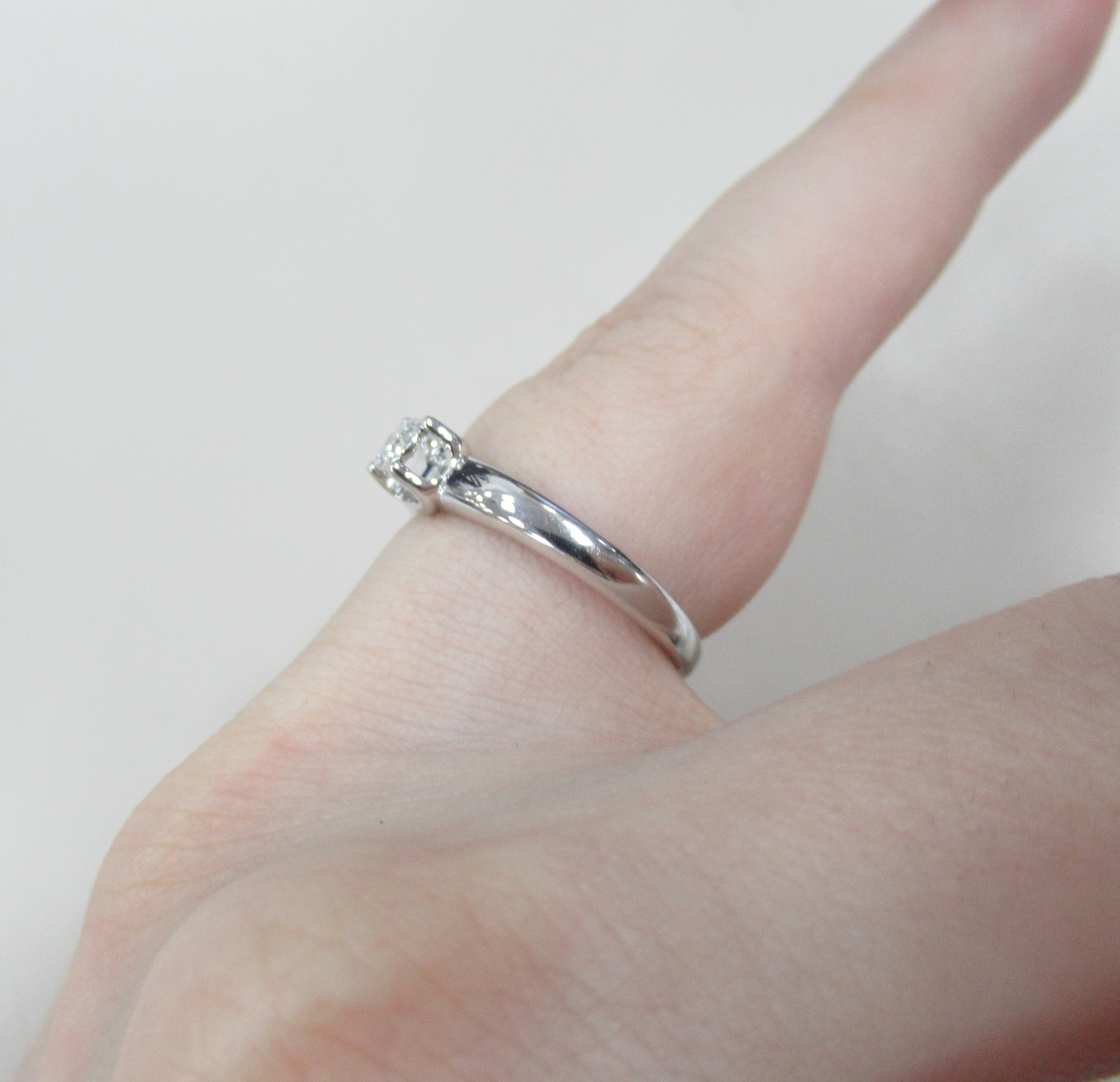 Кольцо из белого золота с бриллиантом